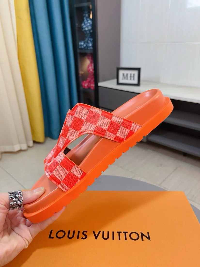 Men's shoes💰300🌹🌹【LV】Multi-color new men's slippers, original top-quality version, original special cowhide with pebbled embossing➕sheepskin on the inner and side, non-slip combination sole, more stable walking, more comfortable and lightweight, high-end and generous, size: 38~44